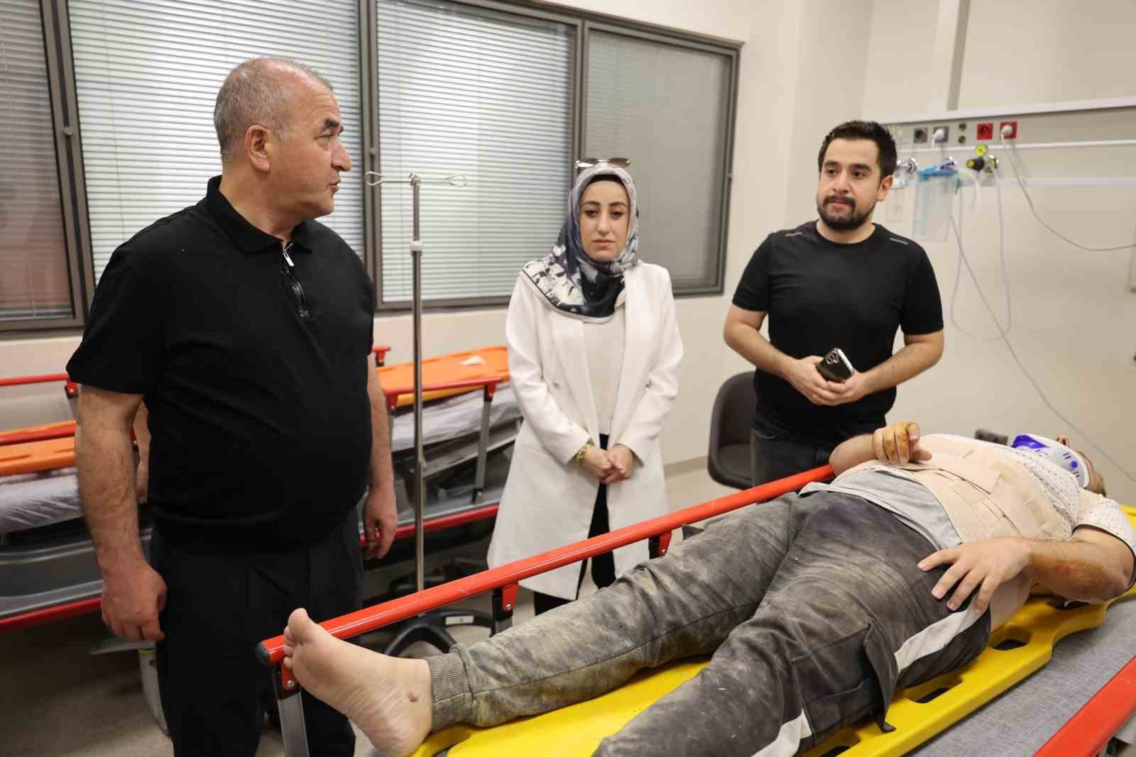 Vali Hatipoğlu hastanede yaralıları ziyaret etti