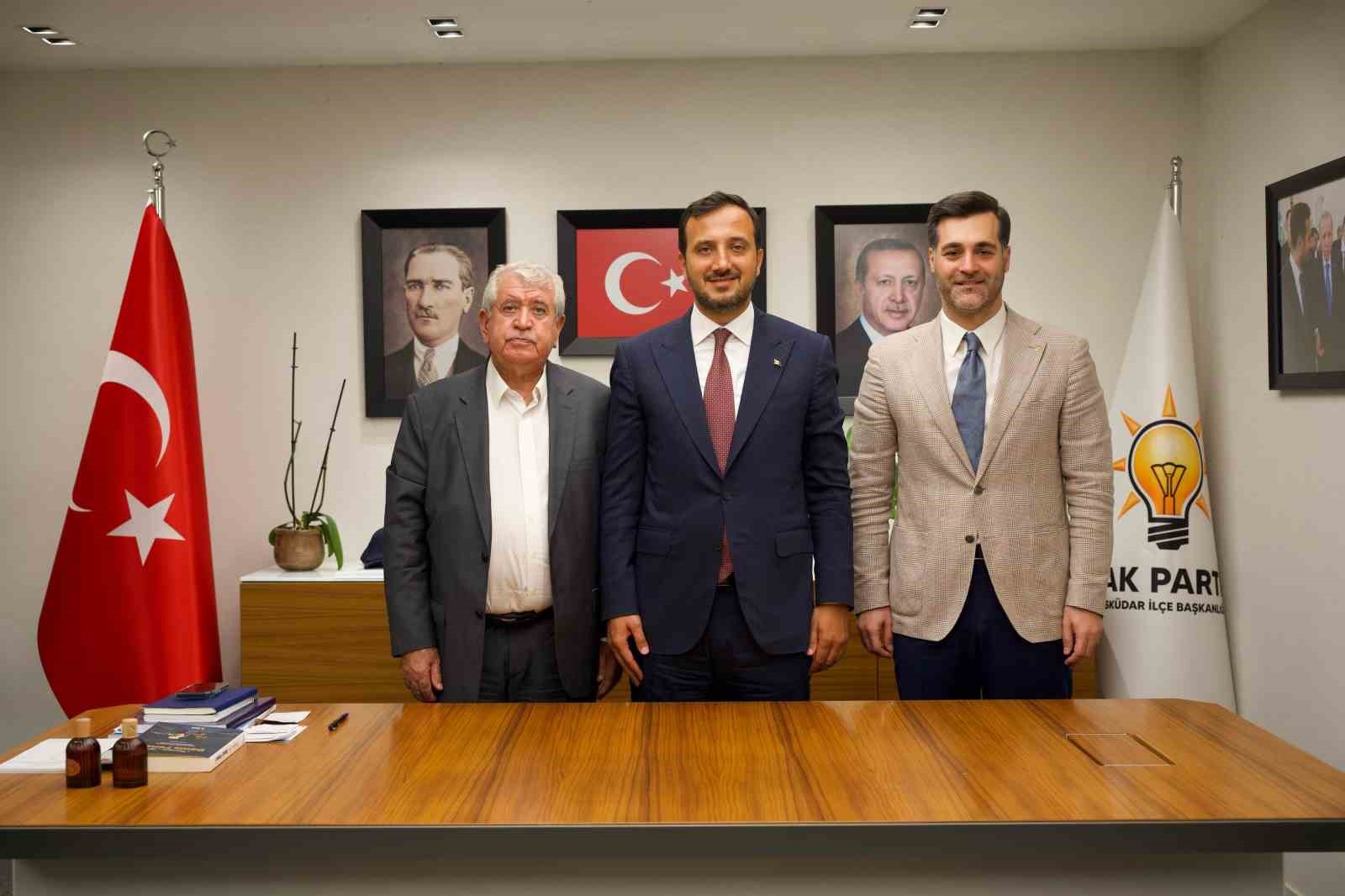 Üsküdar’da 4 CHP’li meclis üyesi AK Parti’ye katıldı