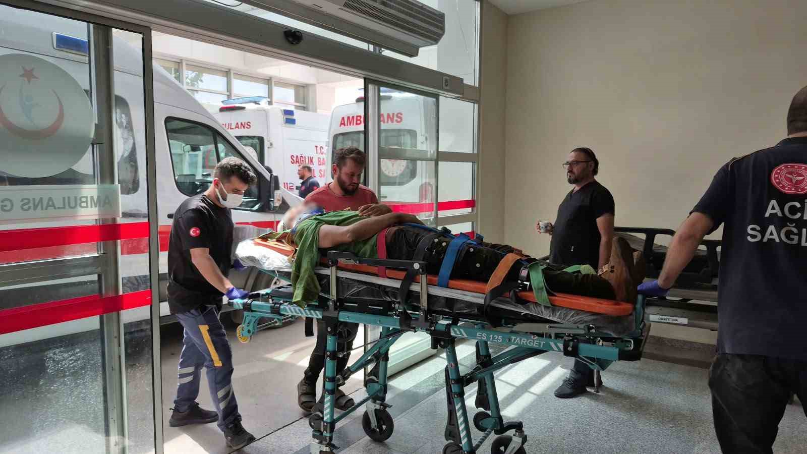 Tütün yüklü römork devrildi: 8 yaralı