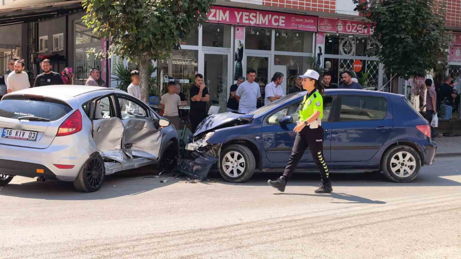 İnegöl’de iki otomobil kafa kafaya çarpıştı