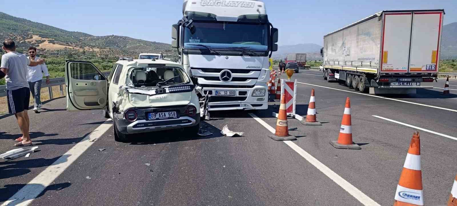 Tır, otomobile arkadan çarptı: 3 yaralı