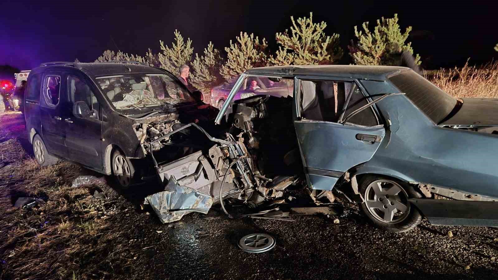 Otomobil ve hafif ticari araç çarpıştı: 1 ölü, 2 yaralı
