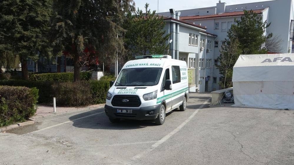 Emekli öğretmen evinde ölü bulundu
