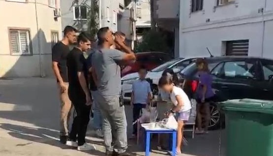 Çocukların limonatalarını Büyükşehir ekipleri satın aldı