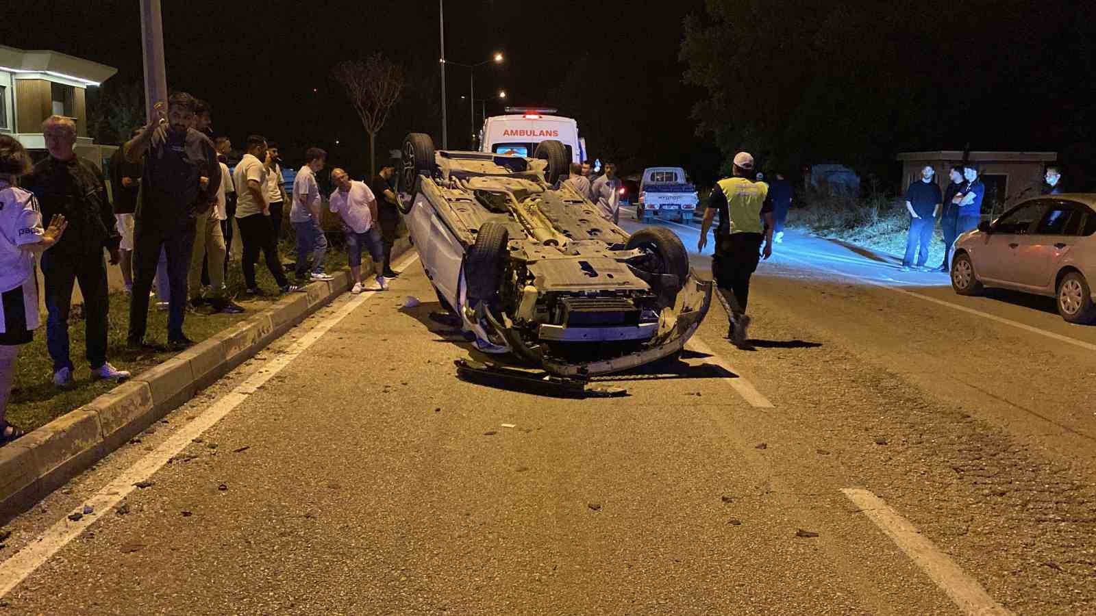 İnegöl'de kamyonetle çarpışan otomobil takla attı: 2 yaralı