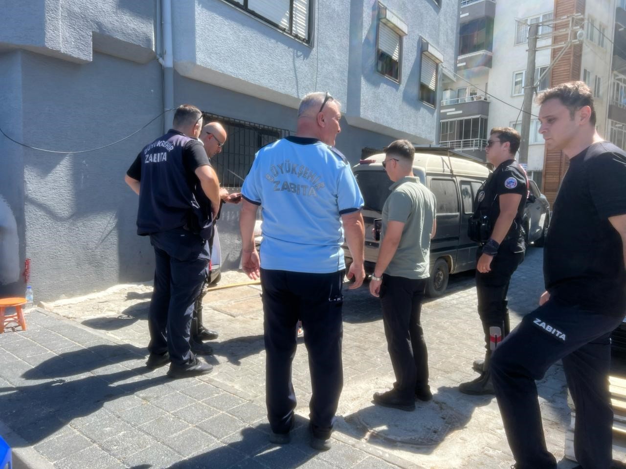 Seyyar satıcı denetiminde arbede: Zabıta memuru yaralandı
