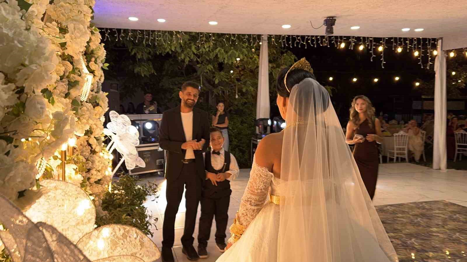 Yeniden gelinlik giyip nikah tazeledi
