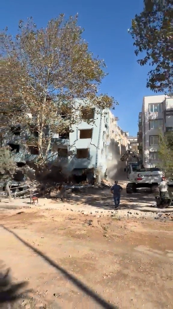 Altı katlı apartman yıkım sırasında çöktü