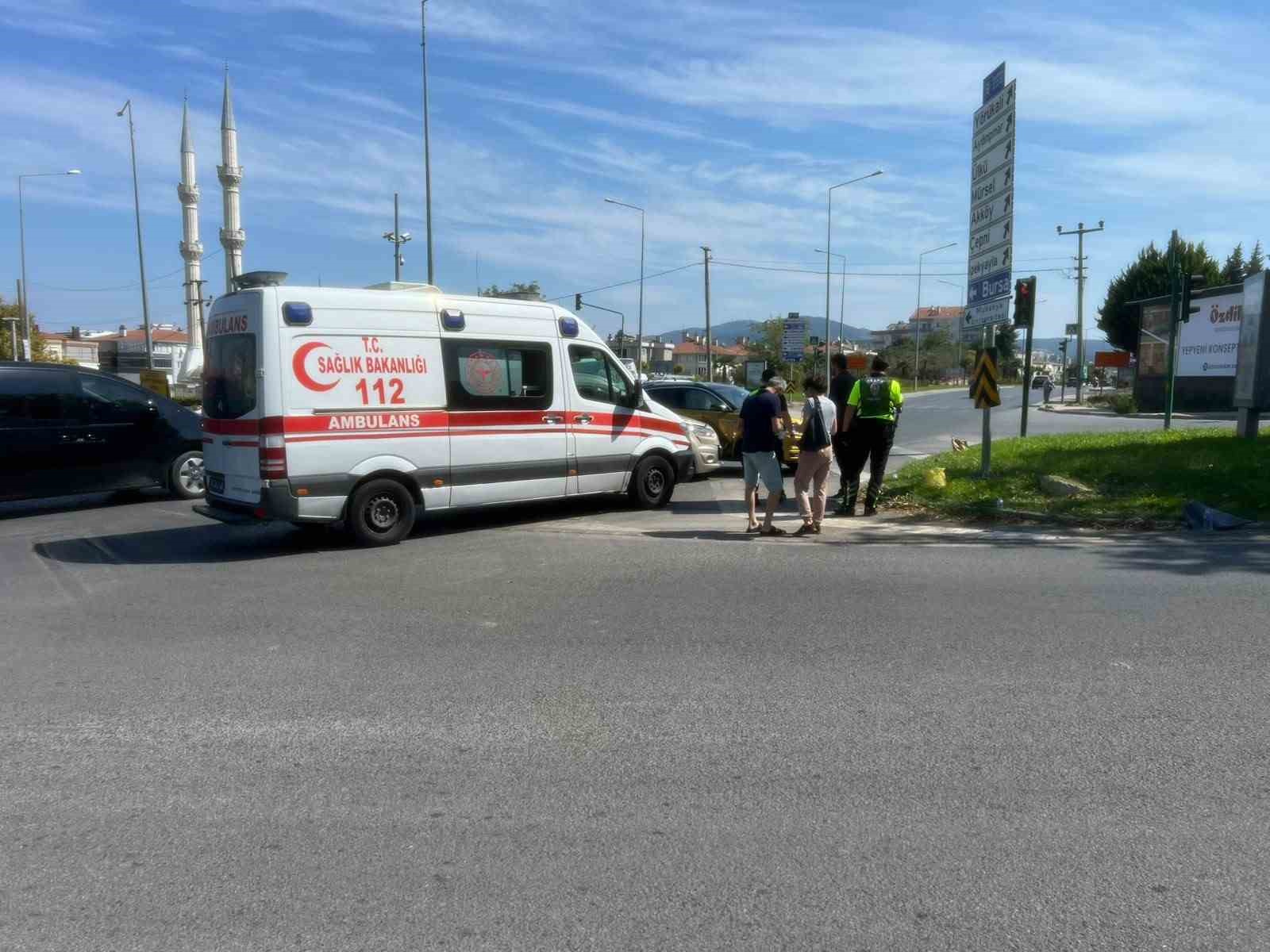 Bursa’da kavşakta iki otomobil çarpıştı: 1 yaralı