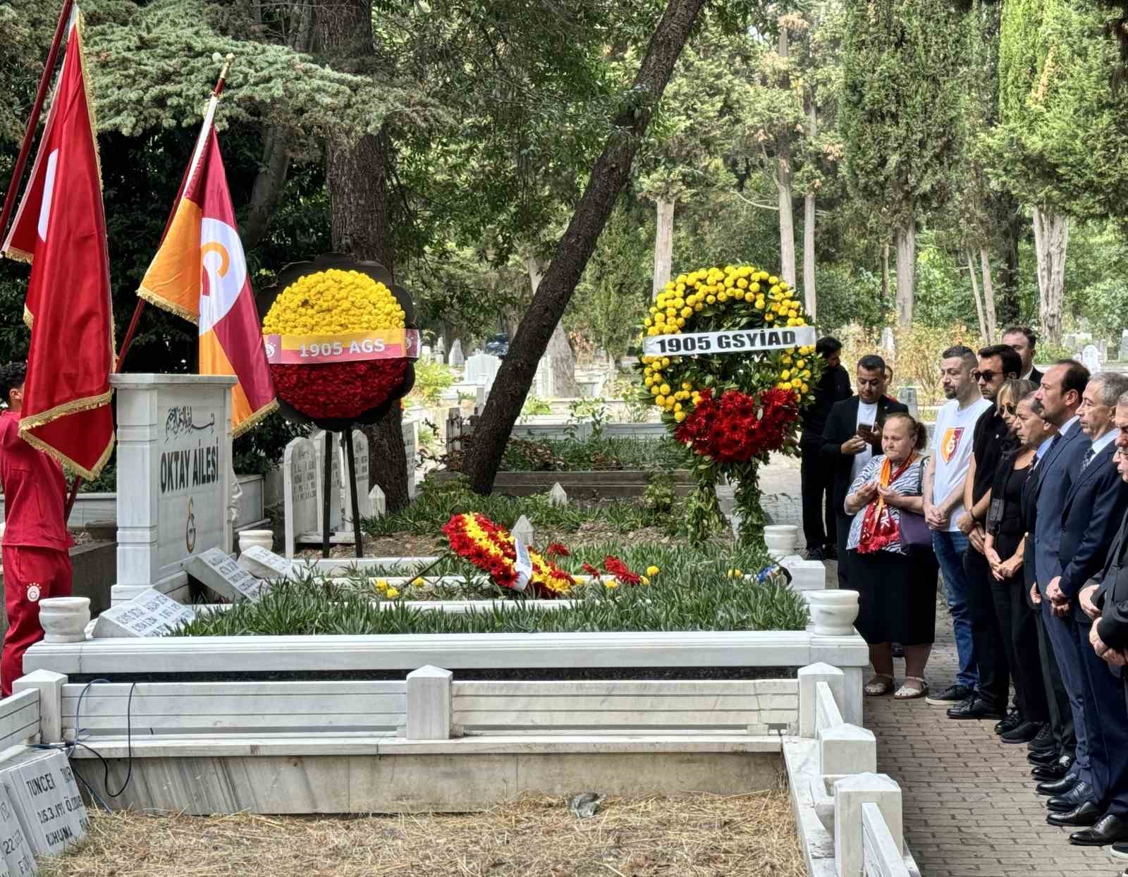 Metin Oktay, kabri başında anıldı