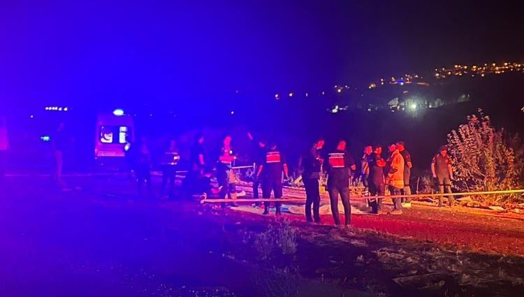 Alkollü tır sürücüsü motosiklete çarptı: 2 ölü, 1 yaralı