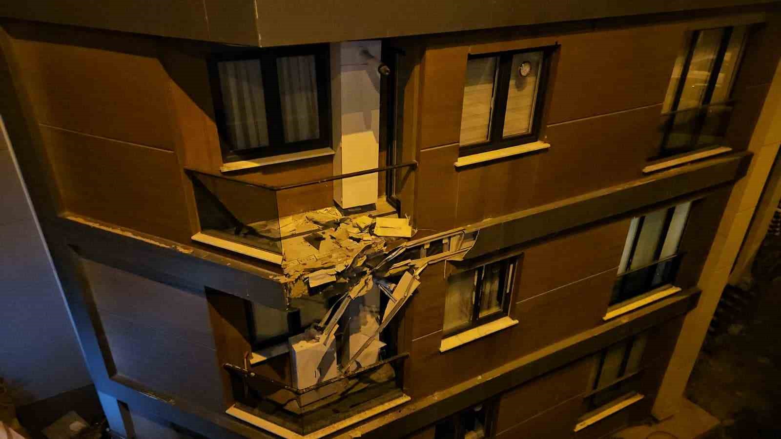 Alkollü sürücü binaya çarpıp bahçeye uçtu: 2 yaralı