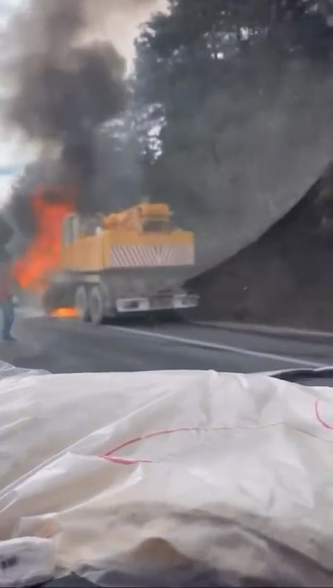 Seyir halindeki iş makinesi alev alev yandı