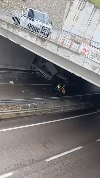 Yağış sebebiyle kontrolden çıkan tır makasladı