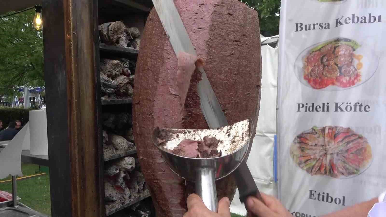 Üç metrelik tabakta Bursa kebabı ikramı