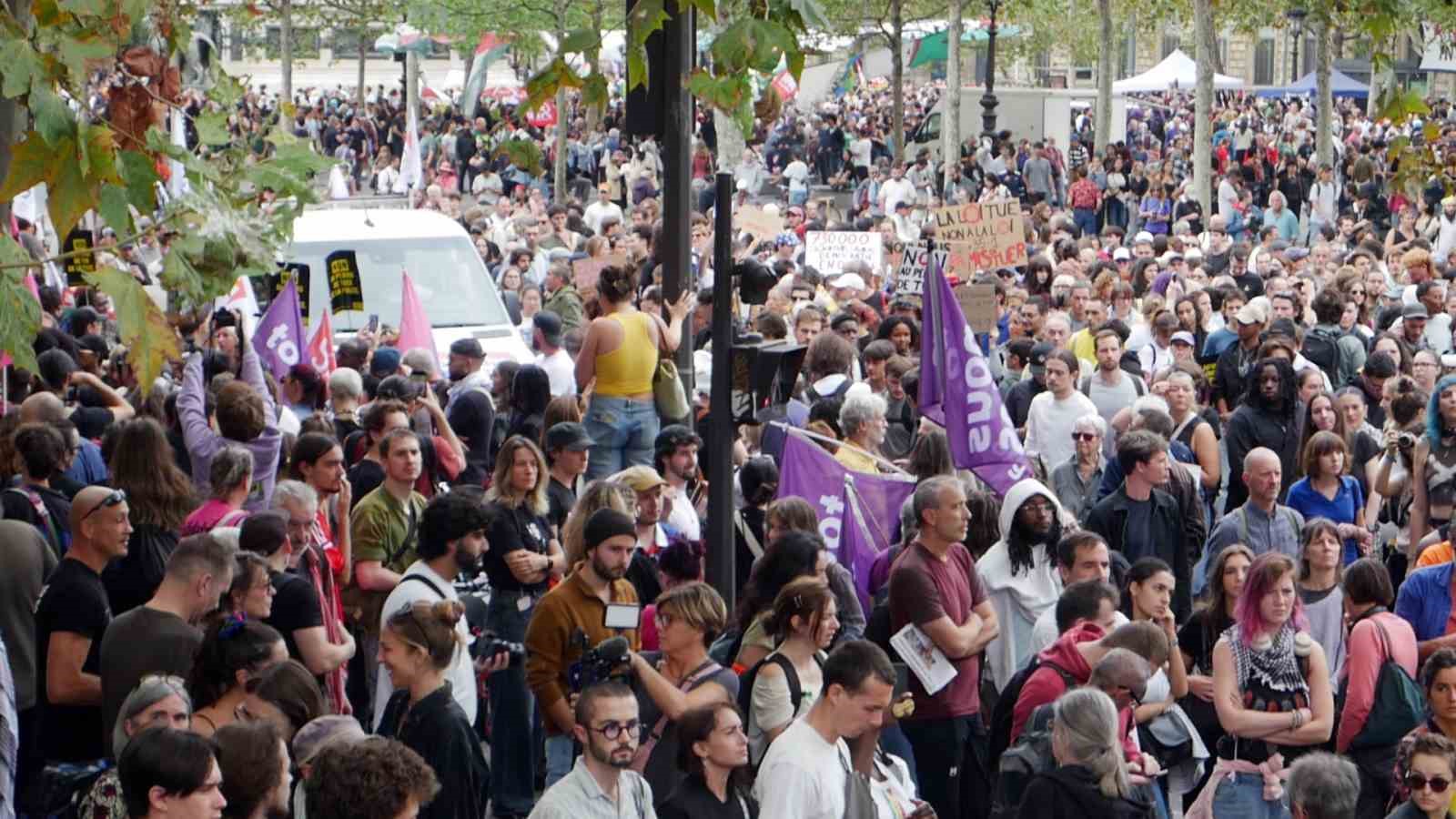 Paris’te binlerce kişi sokaklara döküldü