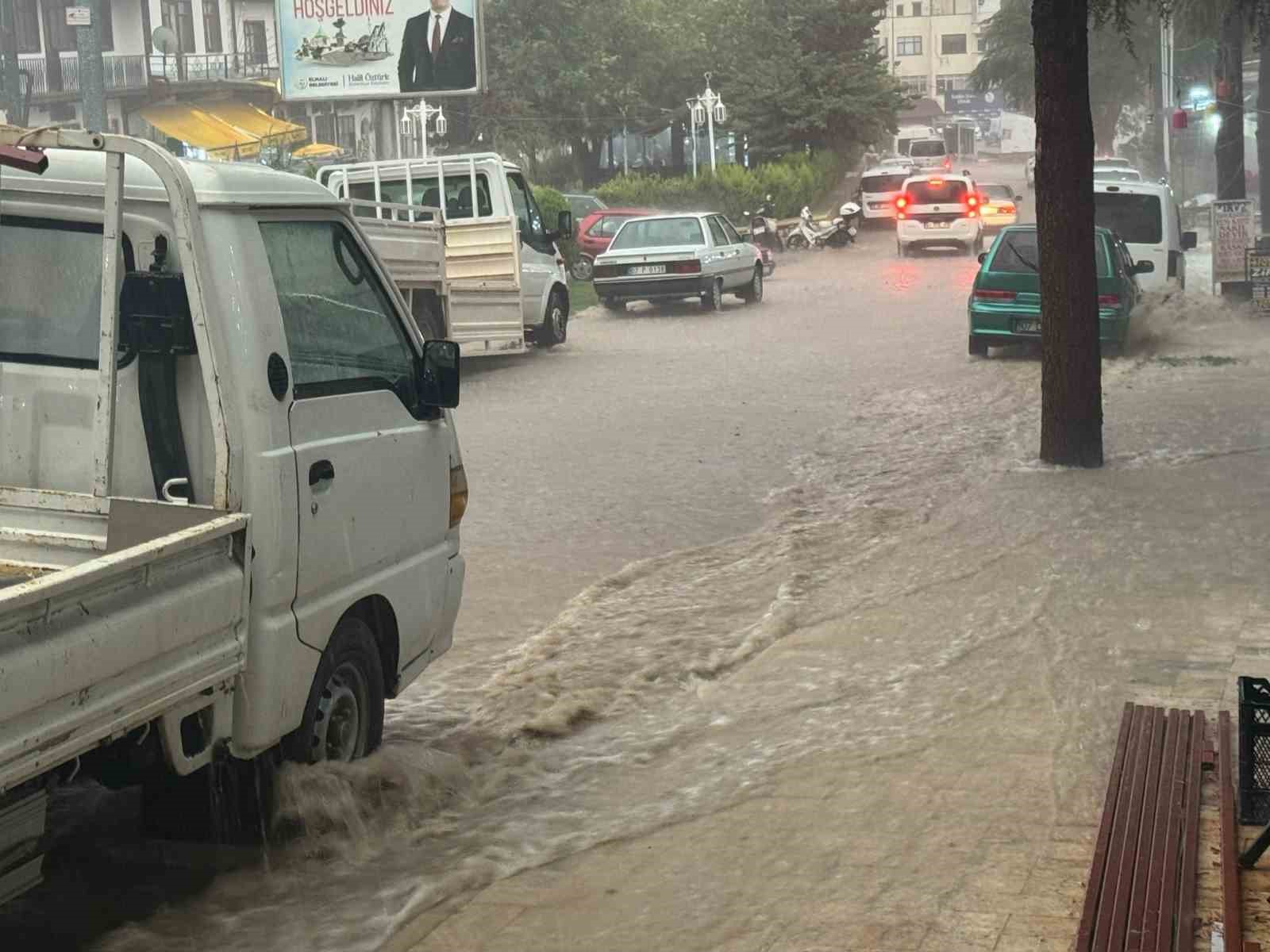 Antalya’da sağanak taşkınlara neden oldu