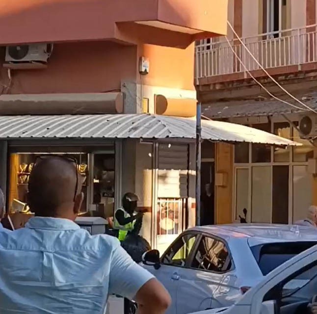 Kuyumcu dükkanında silahlı soygun girişimi: 2 yaralı
