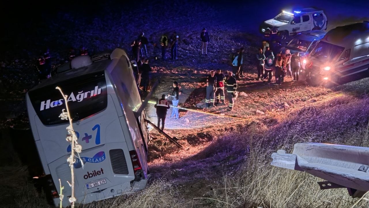 Amasya’da yolcu otobüsü şarampole uçtu: 2’si ağır 24 yaralı