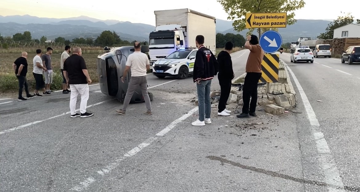 Ara sokaktan çıkan araca çarpmamak için refüje daldı