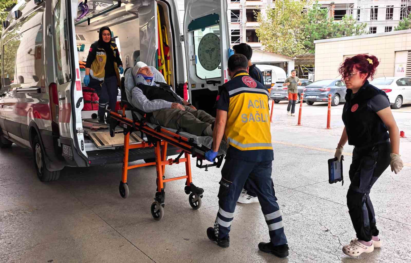İnegöl'de otomobil şarampole uçtu: 2 yaralı