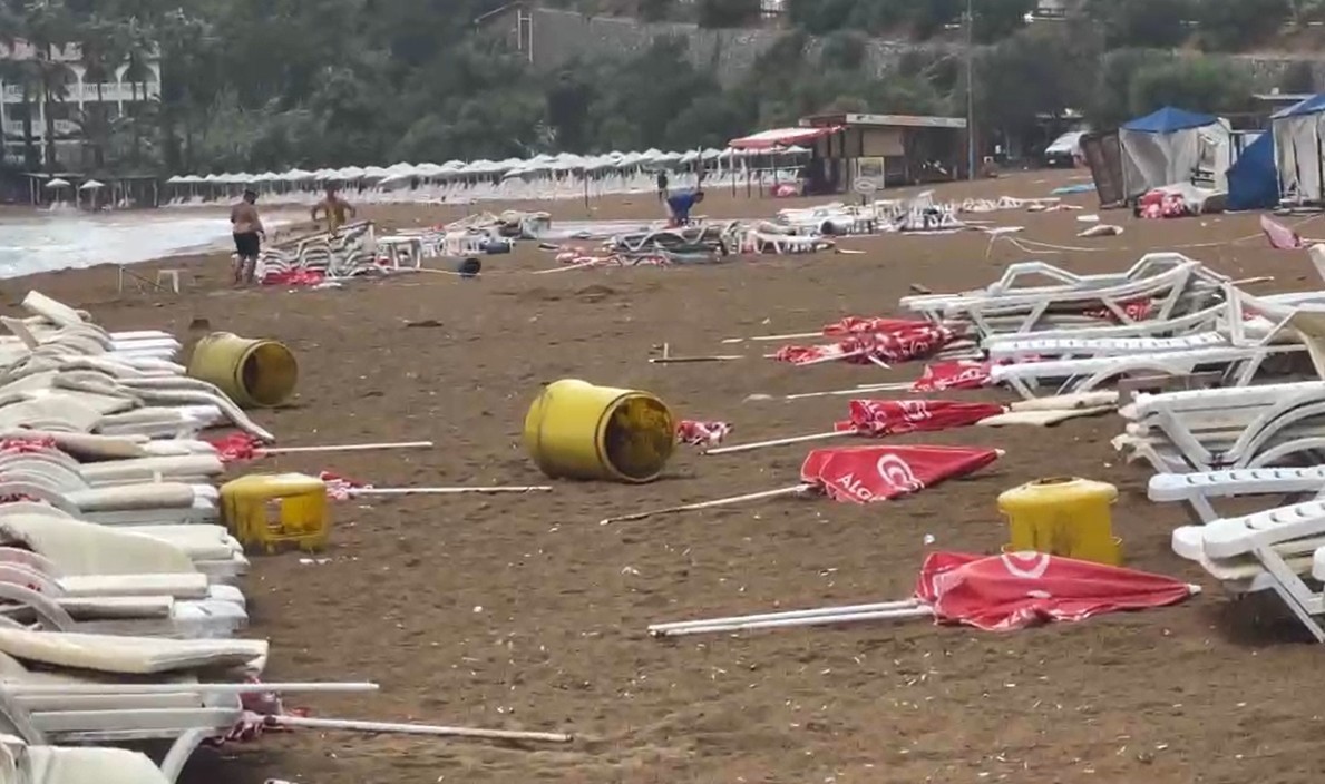 Alanya’da şiddetli rüzgar sahili savaş alanına çevirdi