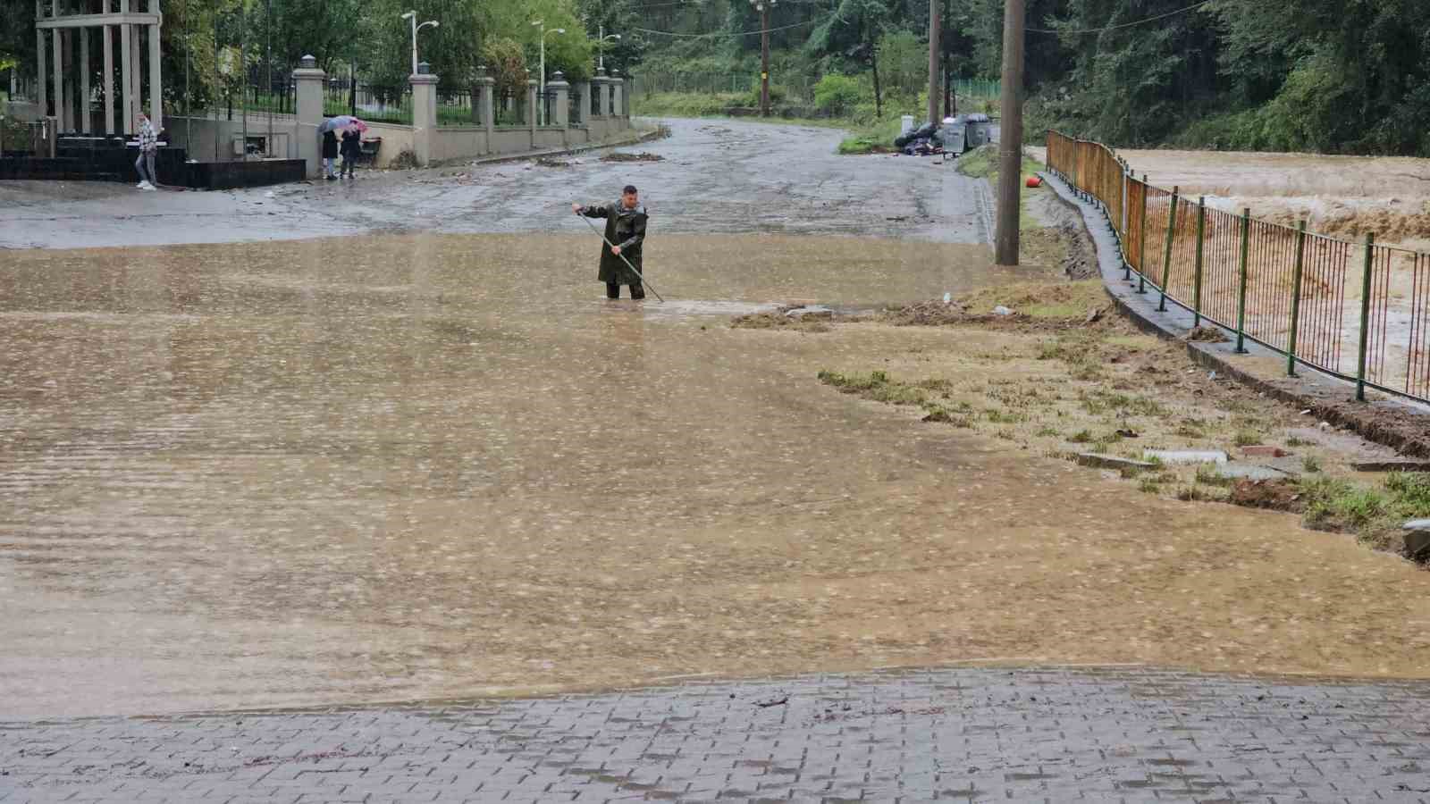 Zonguldak’ta sağanak sonrası sanayi sitesini su bastı