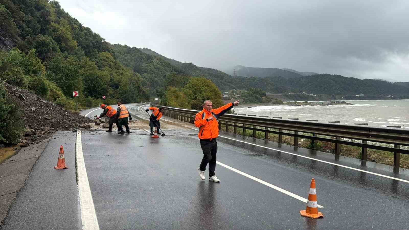 Alaplı-Akçakoca yolunda heyelan