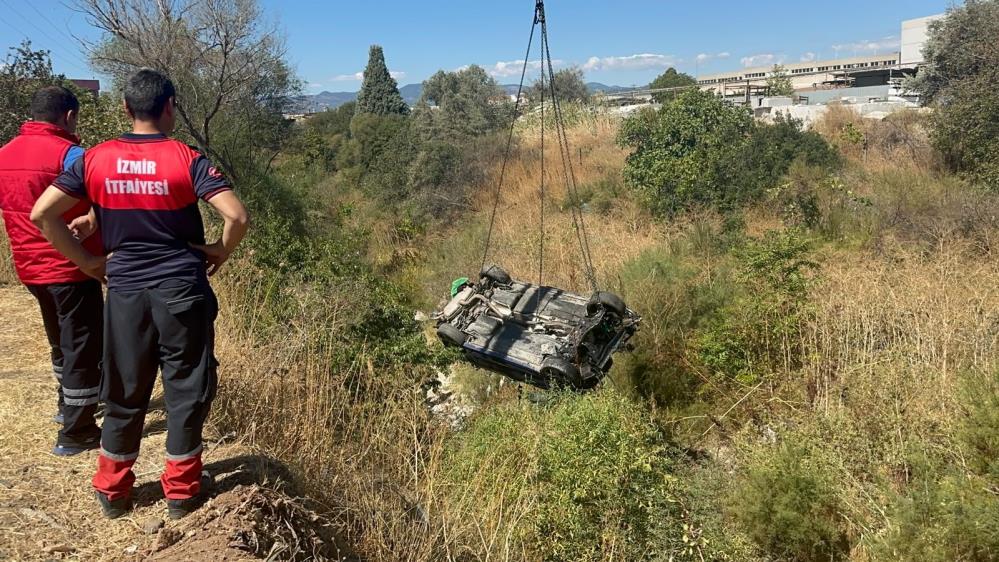 İzmir’de otomobil akarsu havzasına uçtu: 1 ölü, 2 yaralı