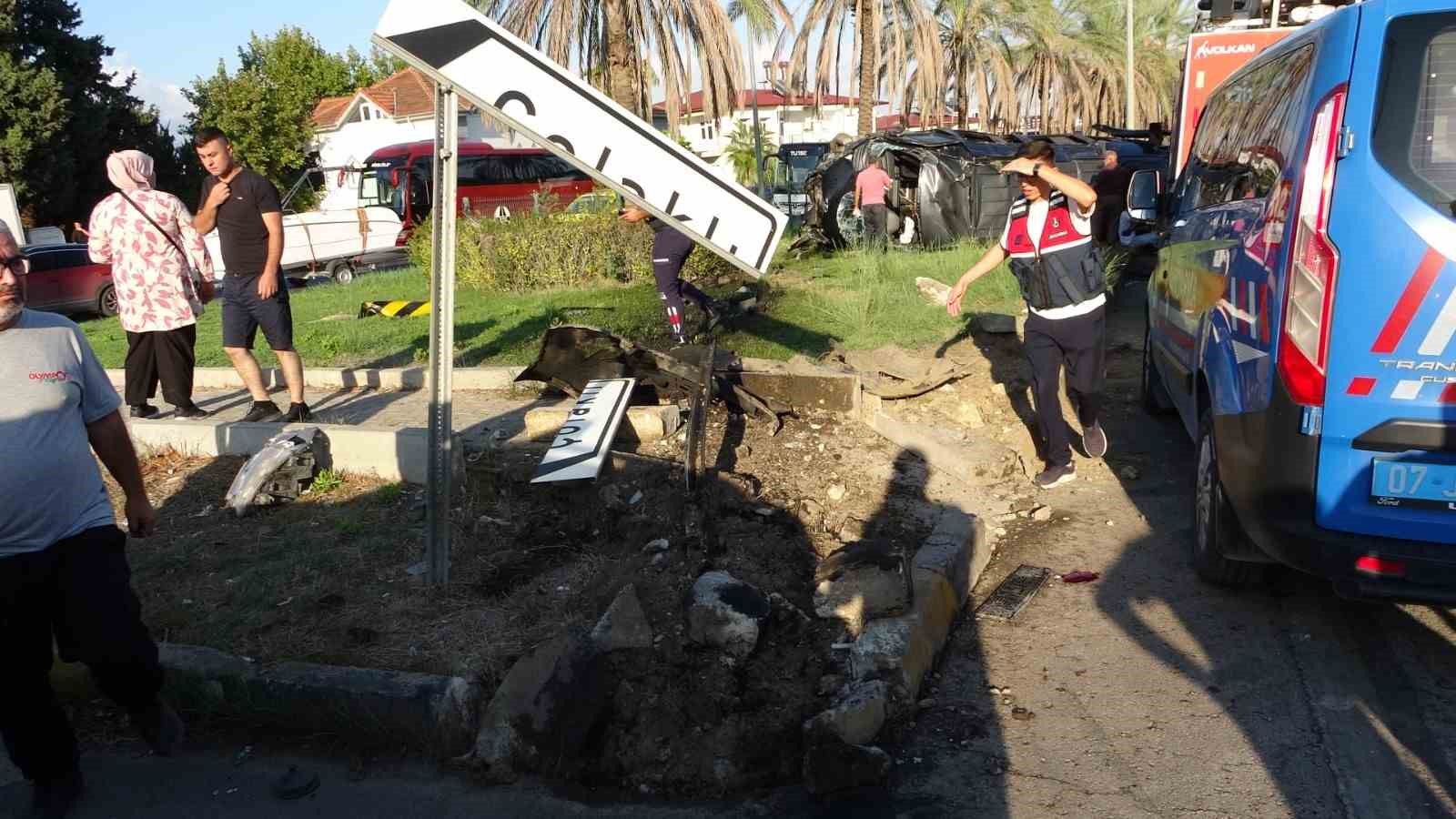 Antalya’da tur minibüsü kaza yaptı: 15 yaralı