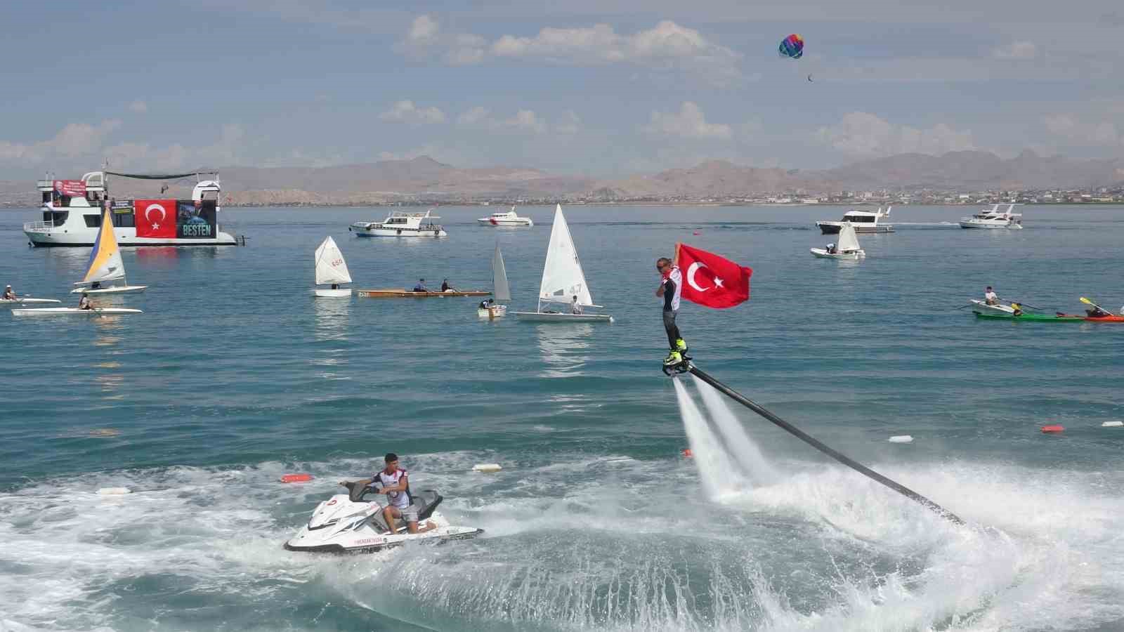 Türk bayrağıyla flyboard gösterisi nefes kesti