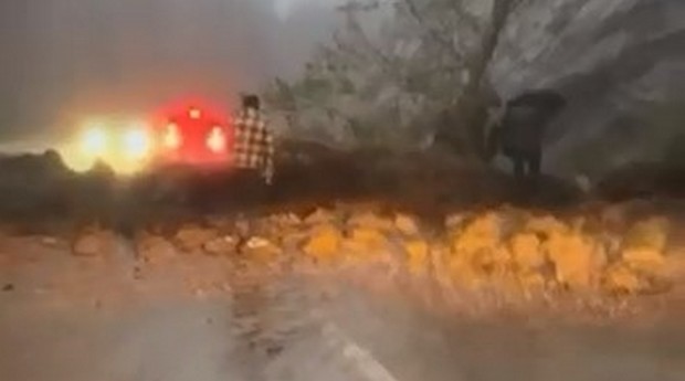 Uludağ yolunda heyelan korkuttu