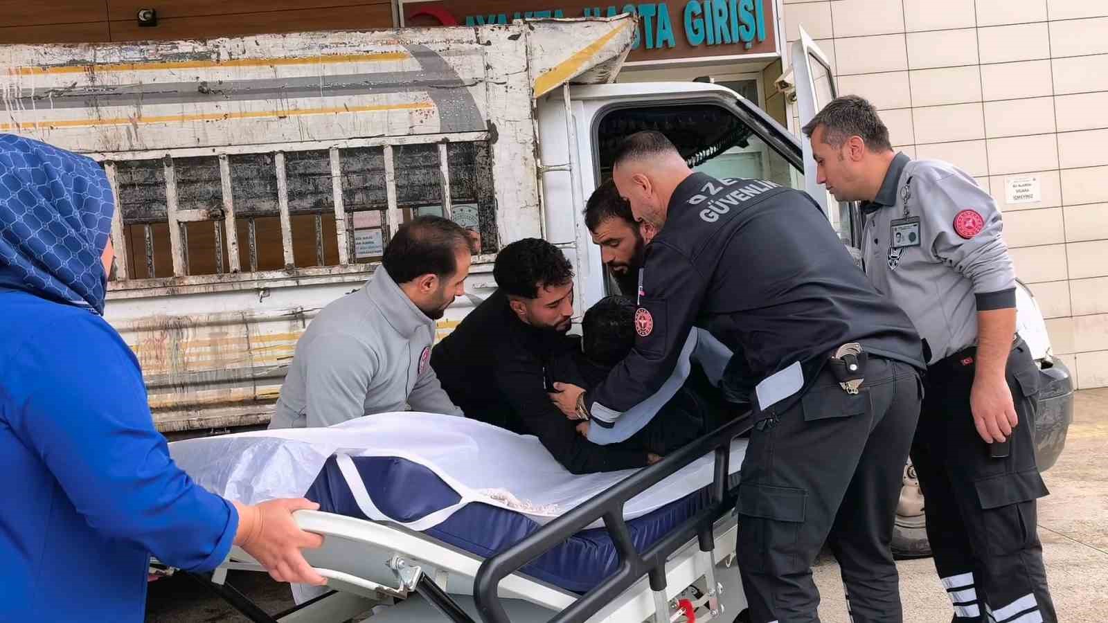 Kamyonetten düşen genç yaralandı