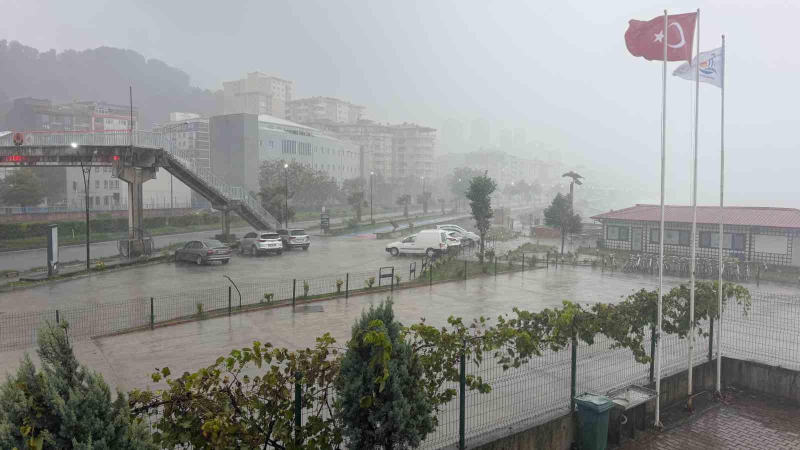 Hopa’da dalgalar metrelerce yükseldi