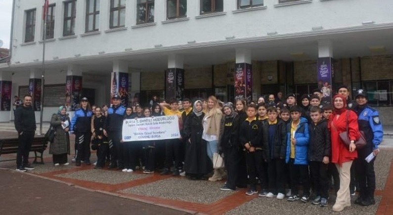 Bursa’da polisten öğrencilere tiyatro sürprizi