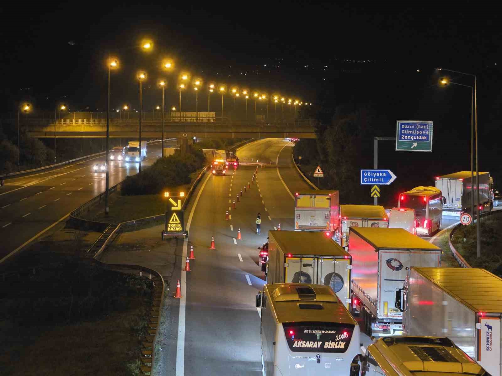 Kimyasal yüklü tır devrildi: İstanbul yönü trafiğe kapandı