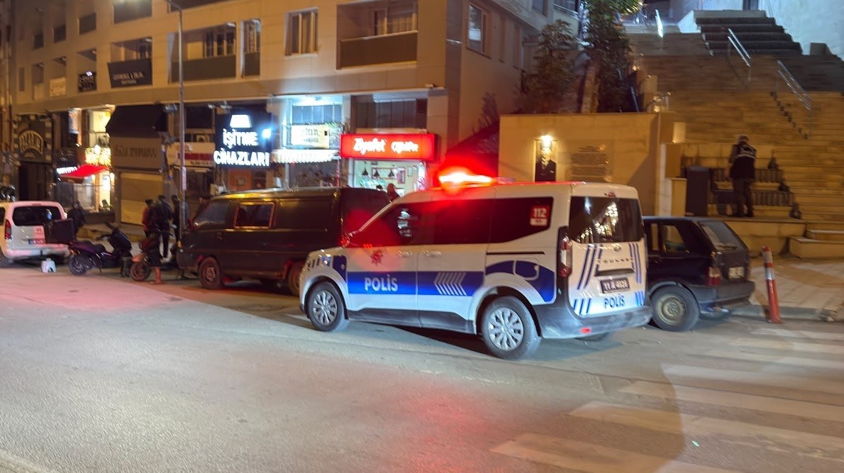 Kız arkadaşına sarılan şahsı bıçaklayıp kaçtı