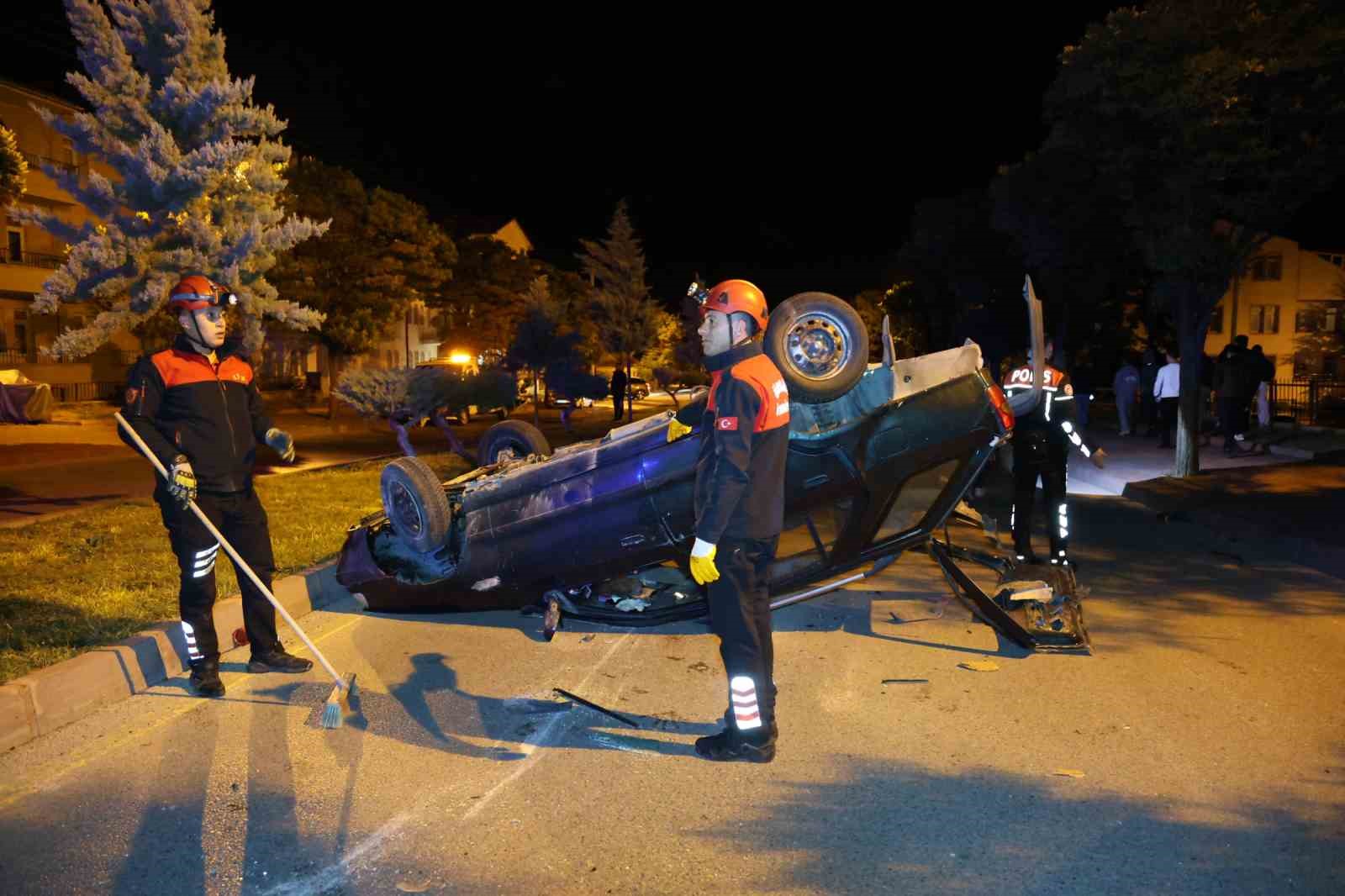 İki otomobil kavşakta kazaya karıştı: 6 yaralı