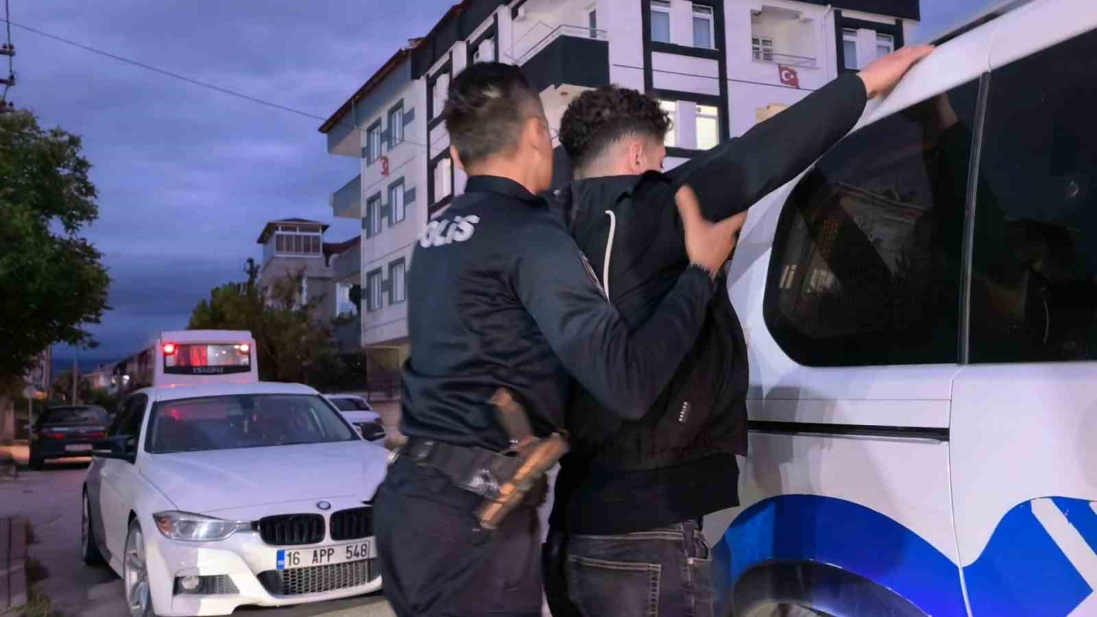 Ehliyet sınavında düzenekle yakalandı, gözaltına alındı