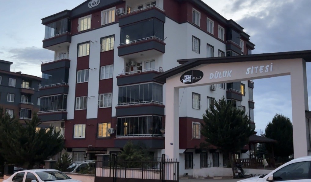 Anne, baba ve 5 yaşındaki çocukları 2. kattan atladı