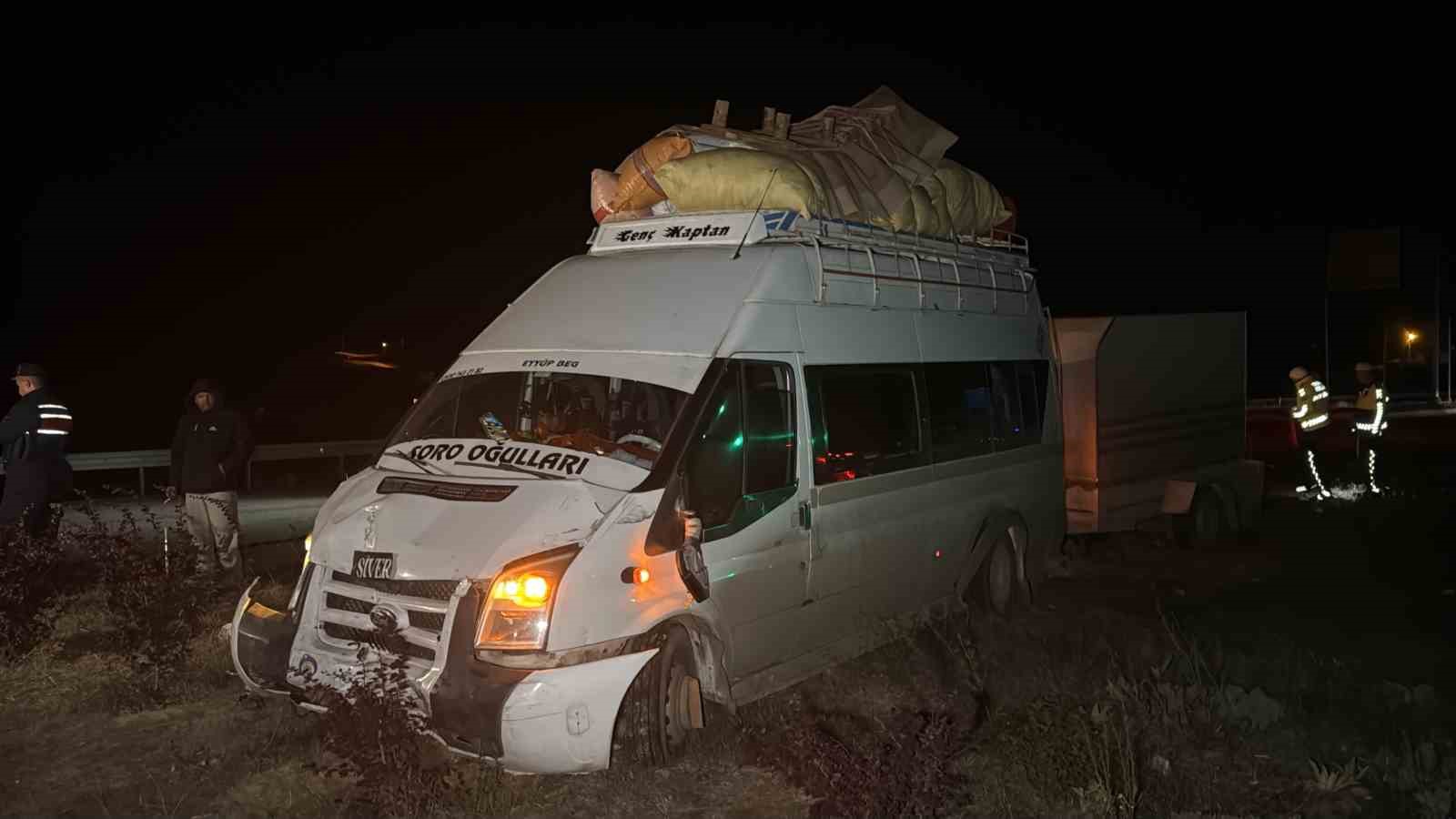 İşçileri taşıyan minibüsle otomobil çarpıştı: 2 yaralı