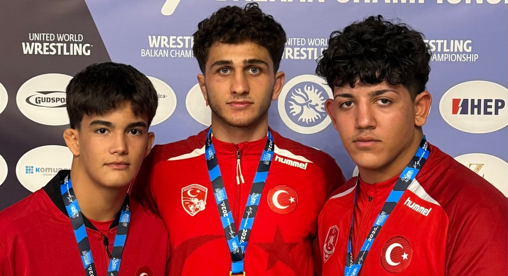 Bursa Büyükşehir Belediyesporlu güreşçilerden 3 madalya