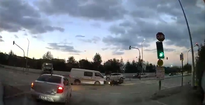 Kırmızı ışıkta geçen kamyonet motosiklete çarptı