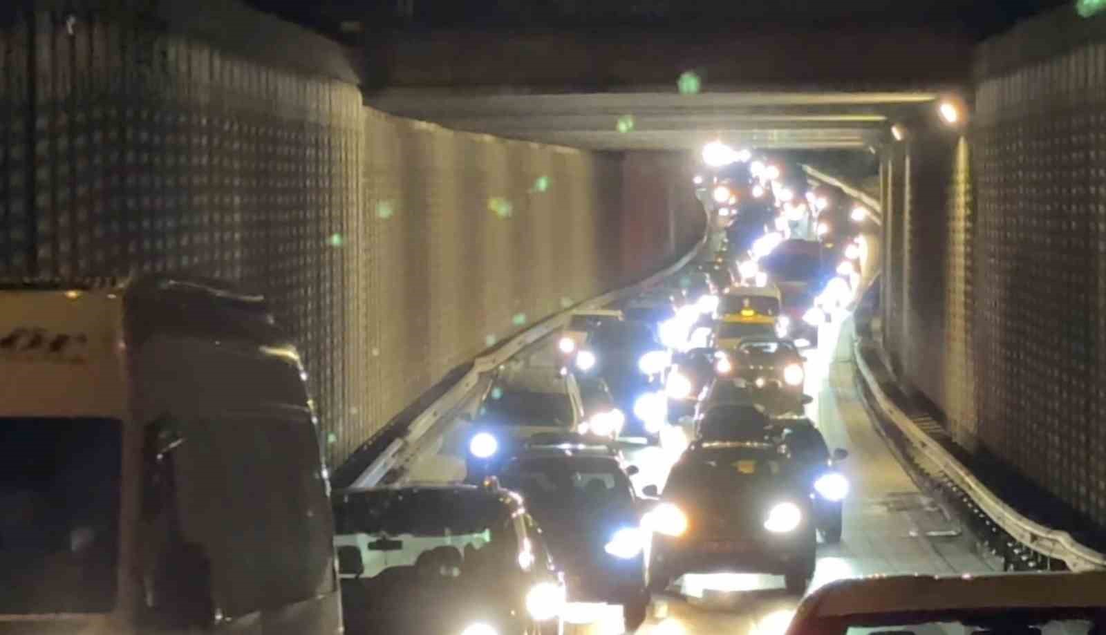 Bursa’da bariyerlere çarpan araçta 2 kişi yaralandı