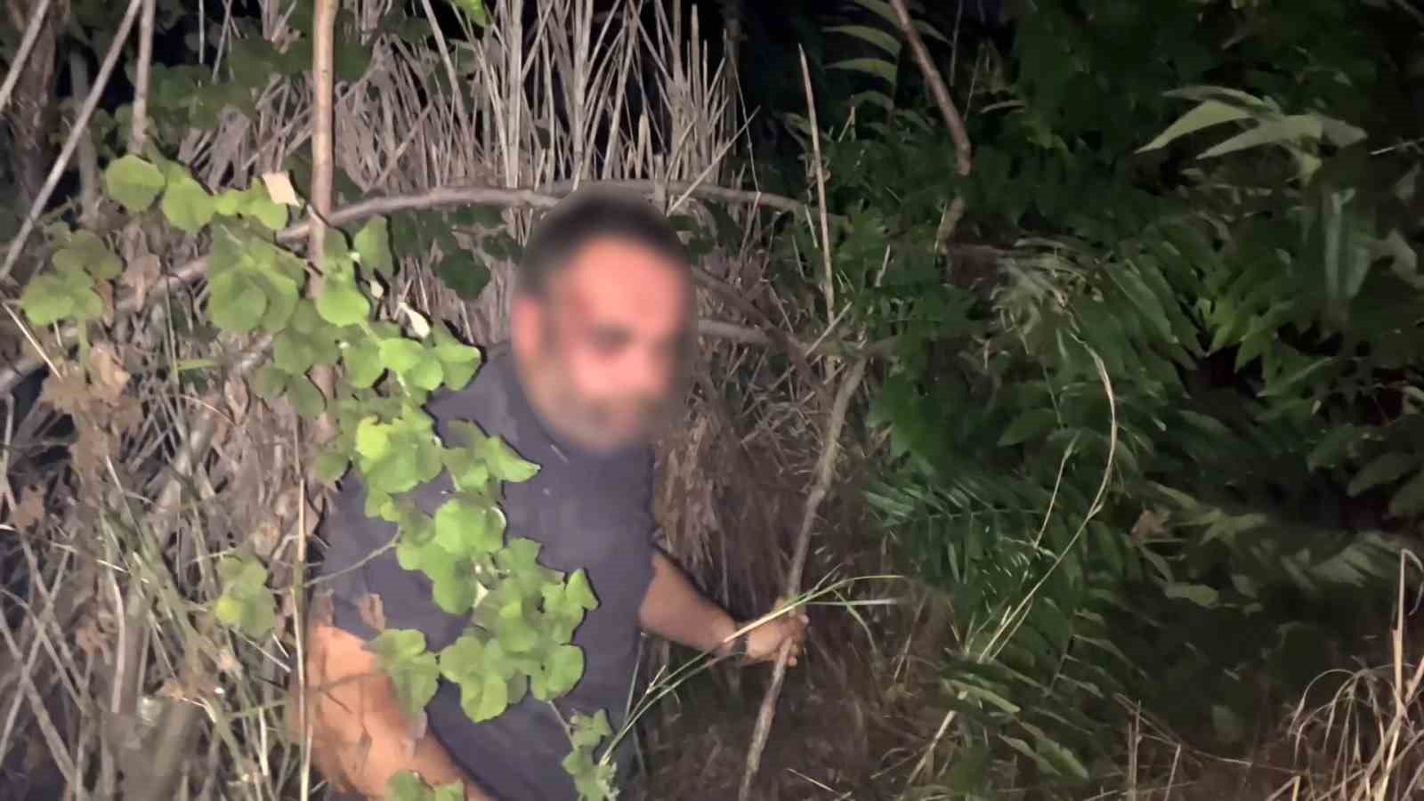 Lüks aracını bırakıp çalılıklara kaçan sürücü uyuyakaldı