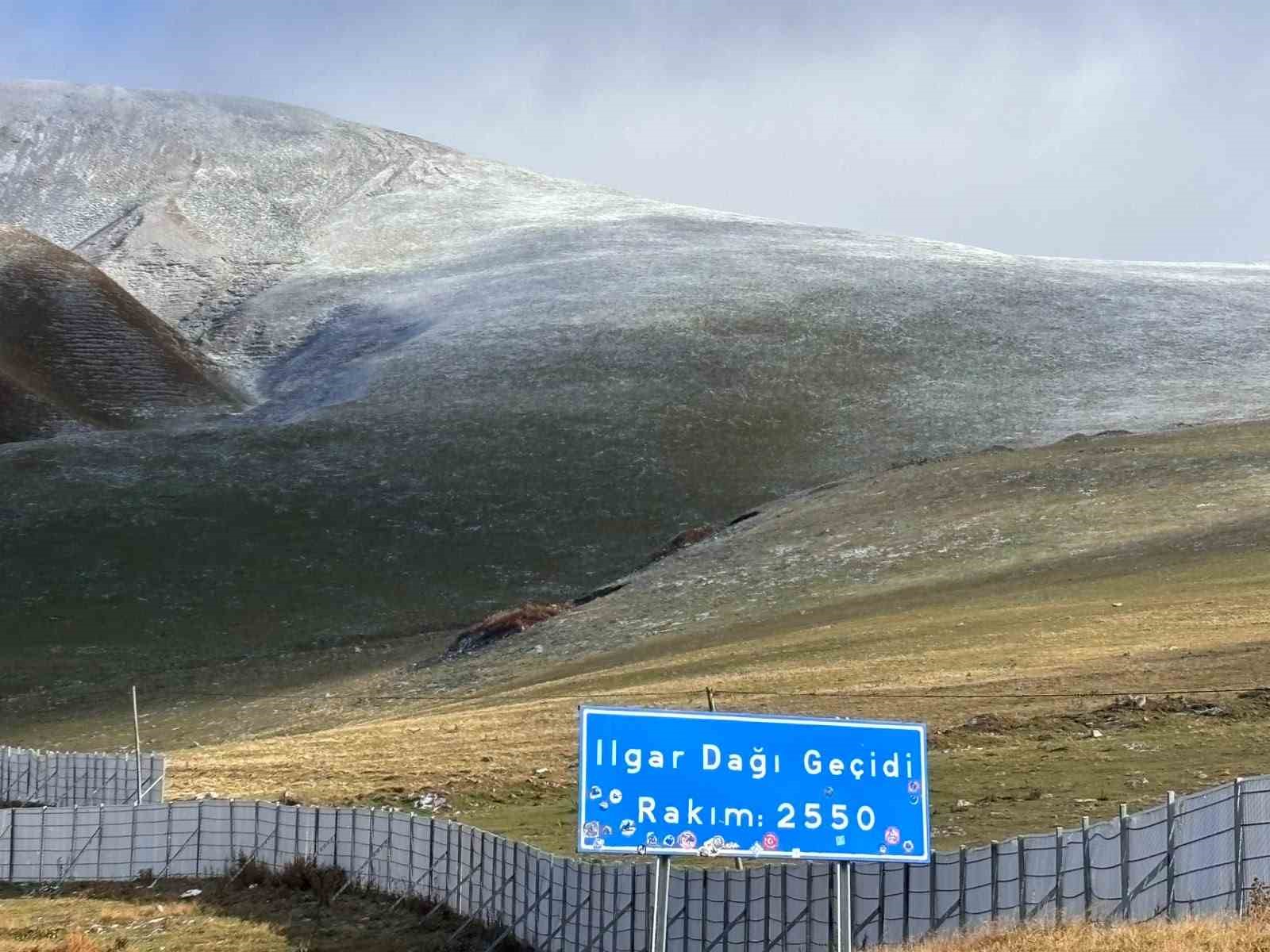 Ilgar Dağı’nda kar sürprizi: Tipi ulaşımı zorlaştırdı