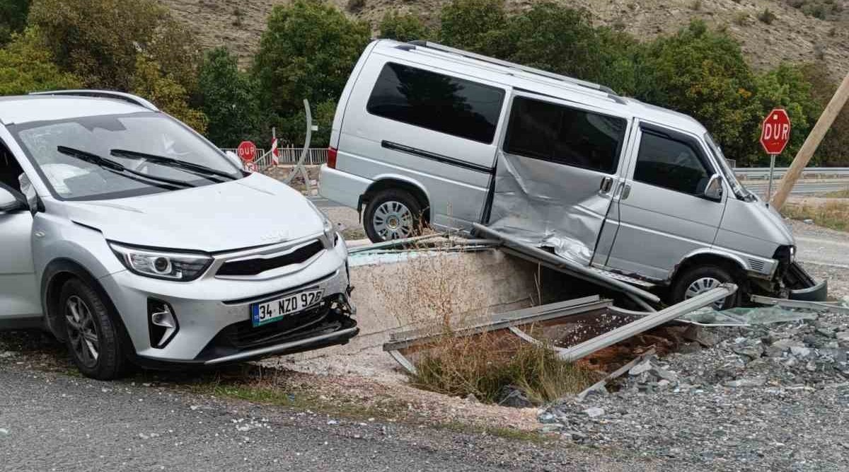 Gümüşhane’de minibüs ile otomobil çarpıştı: 4 yaralı