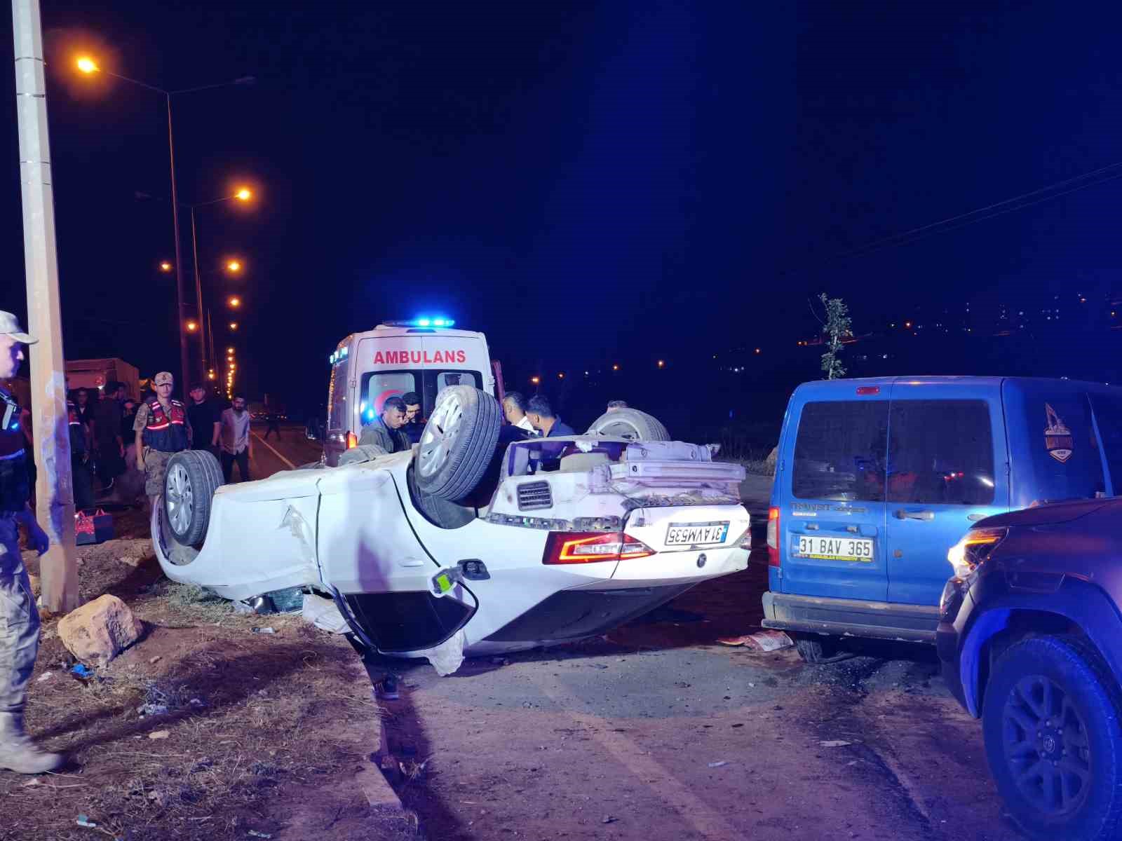 Takla atan otomobil 2 tır sürücüsünün üzerine uçtu