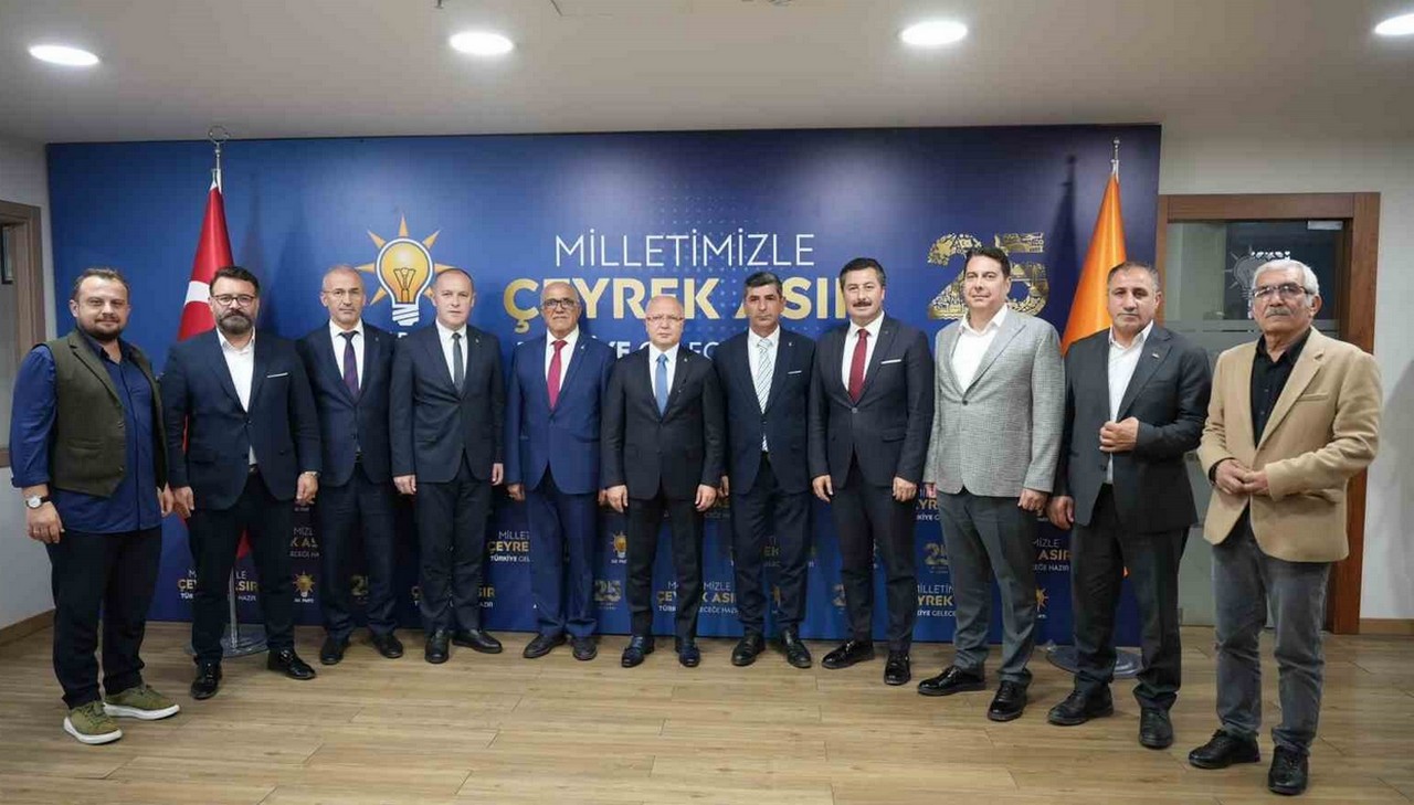 Yenişehir’de iki meclis üyesi Ak Parti saflarına katıldı