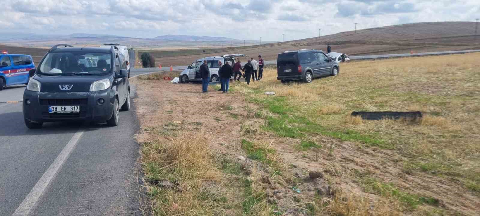 Kayseri’de ticari araçla otomobil çarpıştı: 1 ölü, 3 yaralı